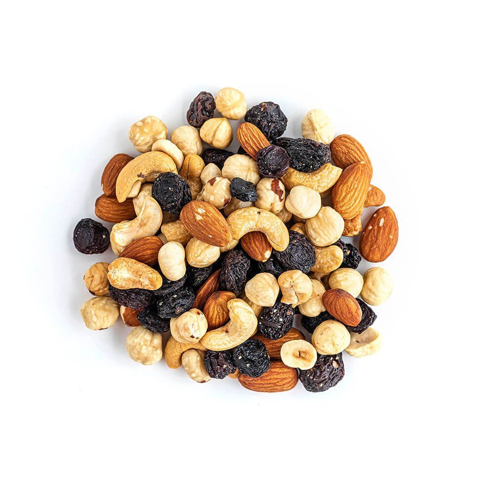 Смесь жареных орехов и изюма
